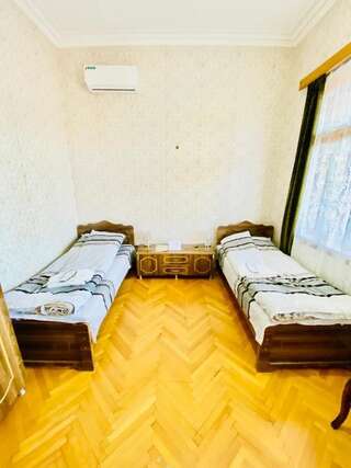 Гостевой дом Guesthouse Zedafoni Зестафони Двухместный номер с 2 отдельными кроватями и балконом-3